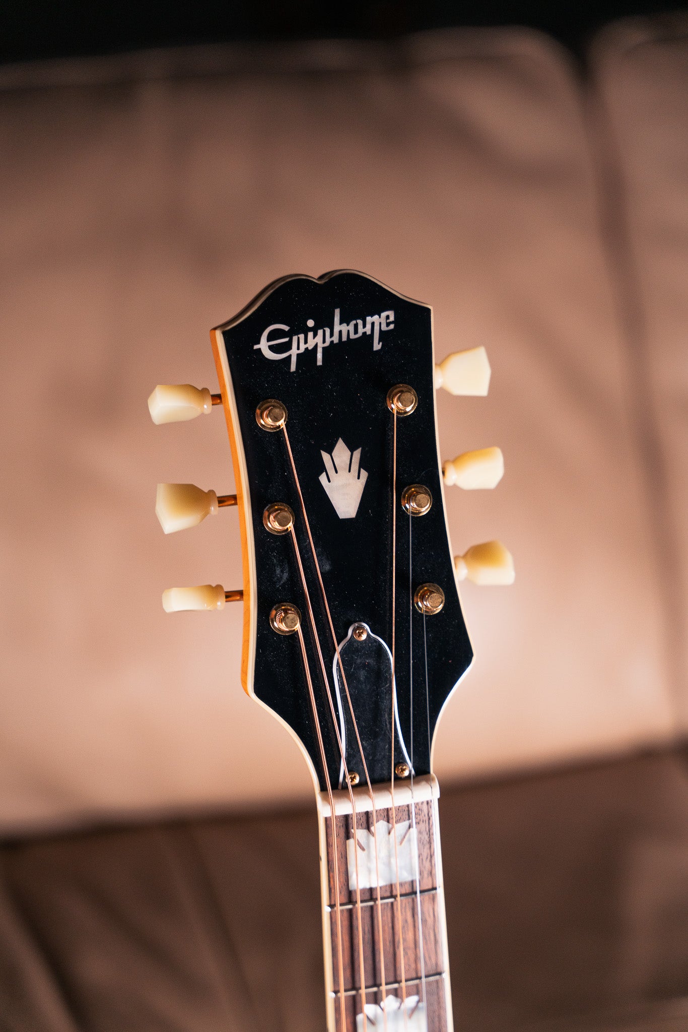 Epiphone J-200 in Aged Antique Natural Gloss