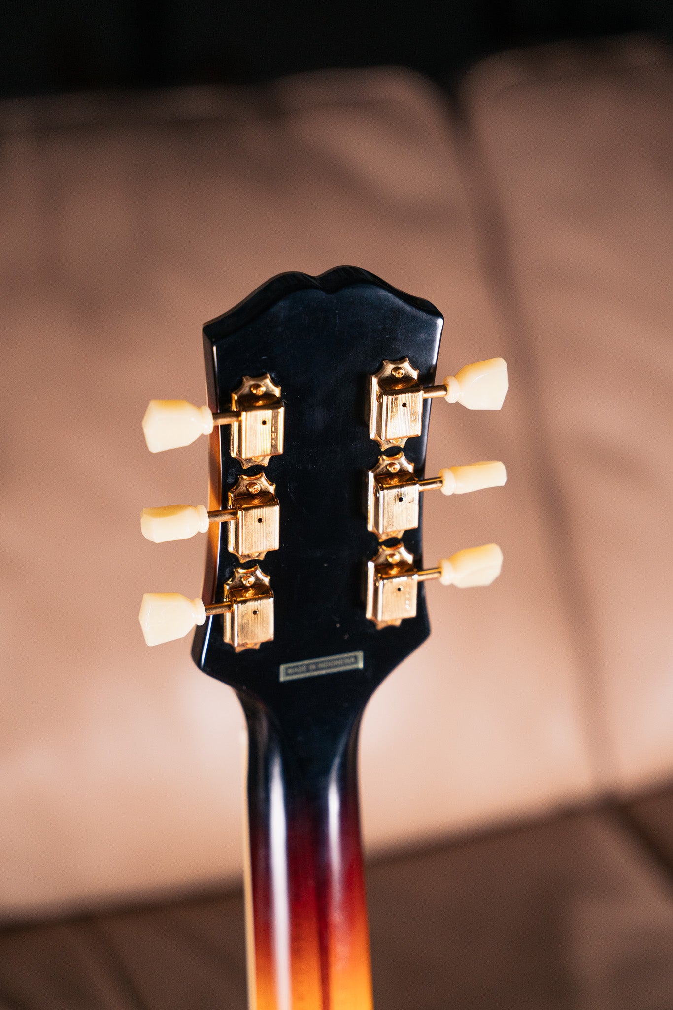 Epiphone J-200 in Aged Vintage Sunburst Gloss