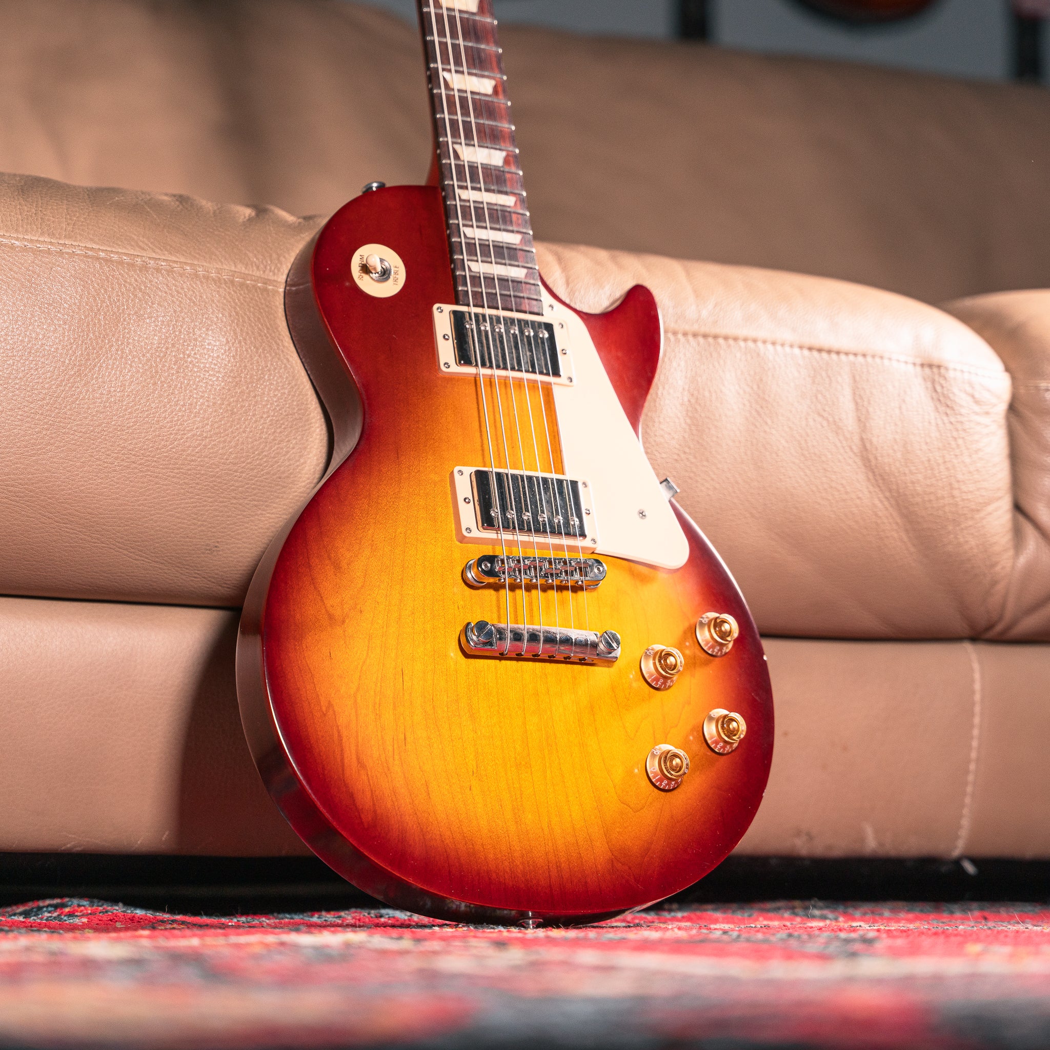 Gibson - 2020 - Les Paul Tribute in Satin Cherry Sunburst