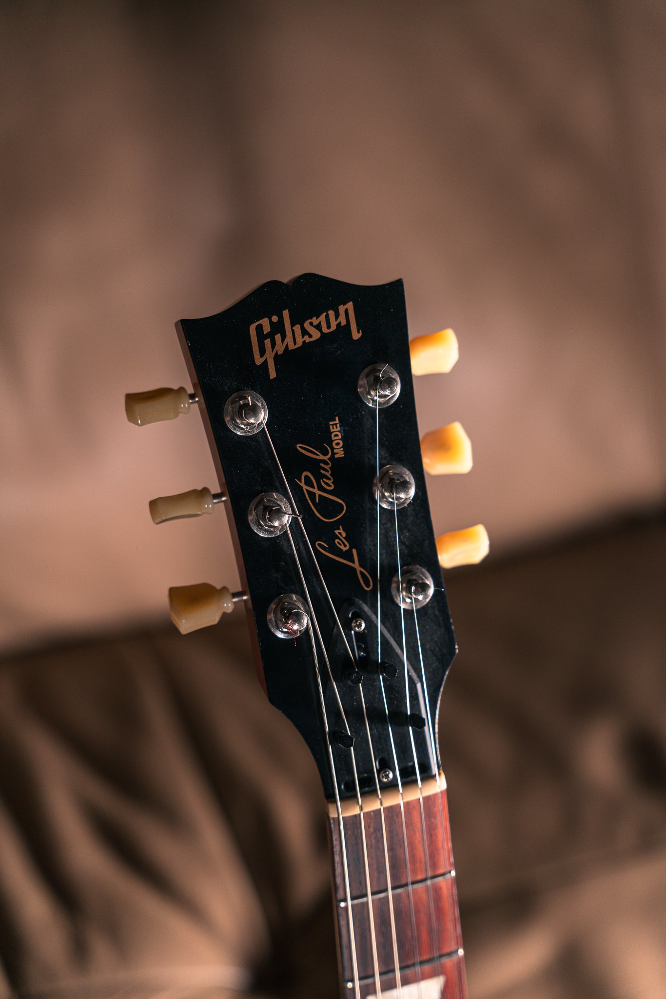 Gibson - 2020 - Les Paul Tribute in Satin Cherry Sunburst