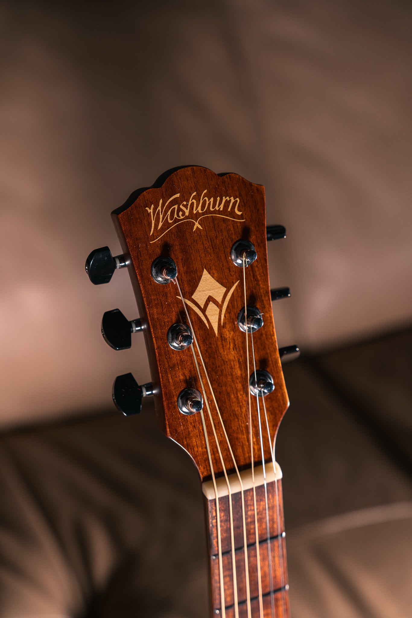 Washburn Comfort Grand Auditorium (WCG70SCEG-O), Pre-Owned