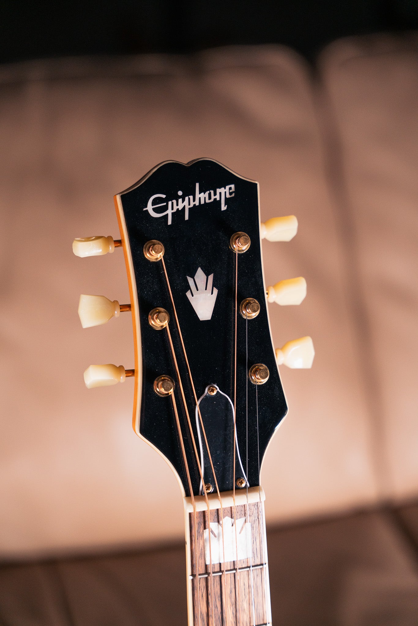 Epiphone J-200 in Aged Antique Natural Gloss