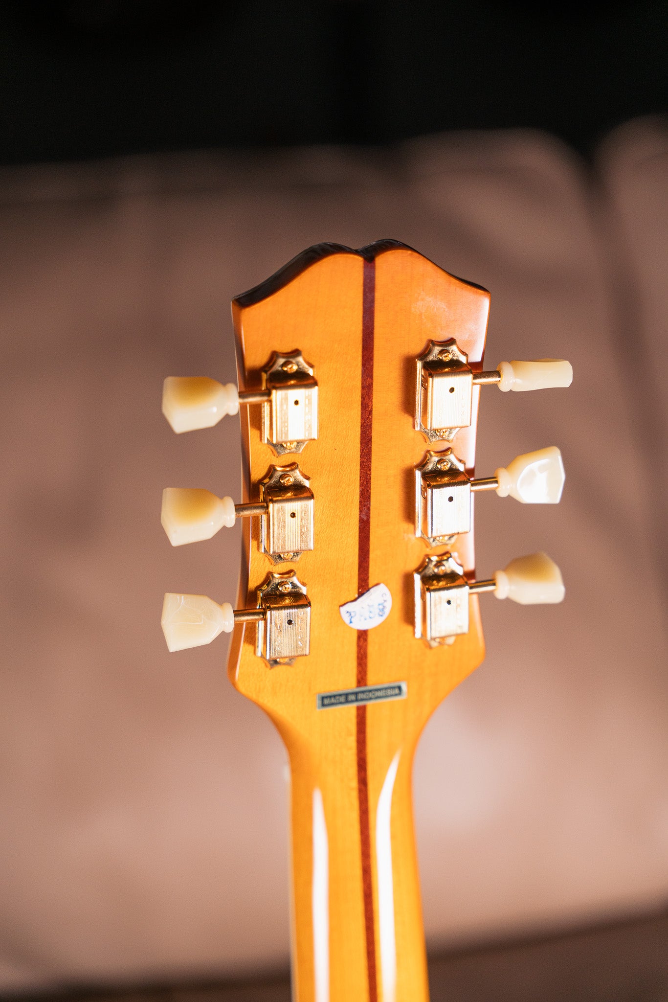 Epiphone J-200 in Aged Antique Natural Gloss