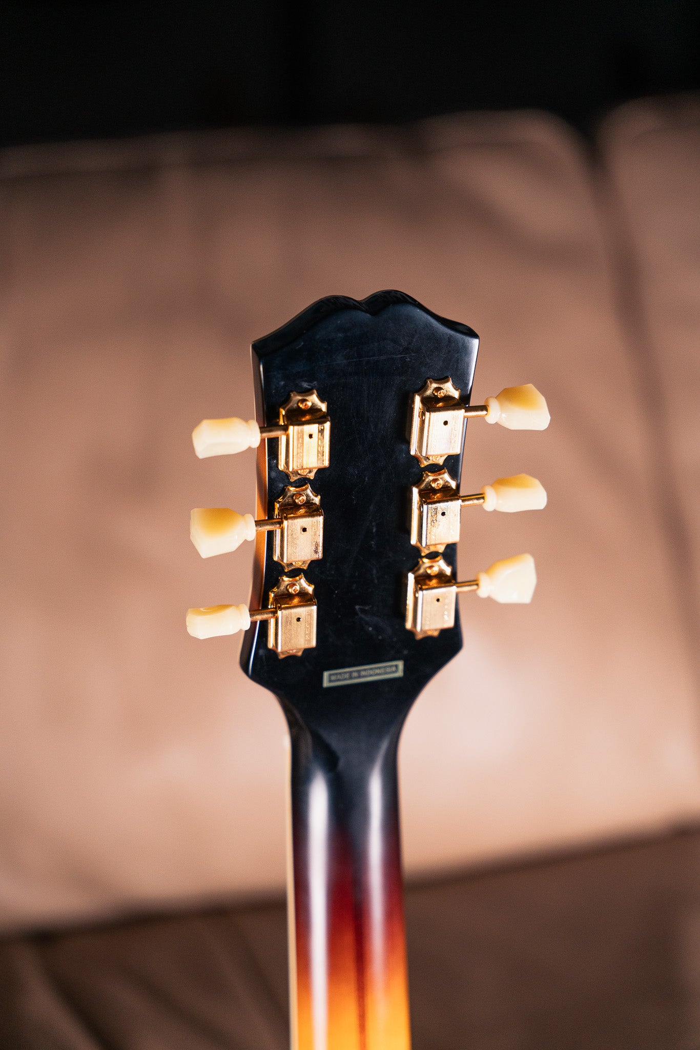 Epiphone J-200 in Aged Vintage Sunburst Gloss