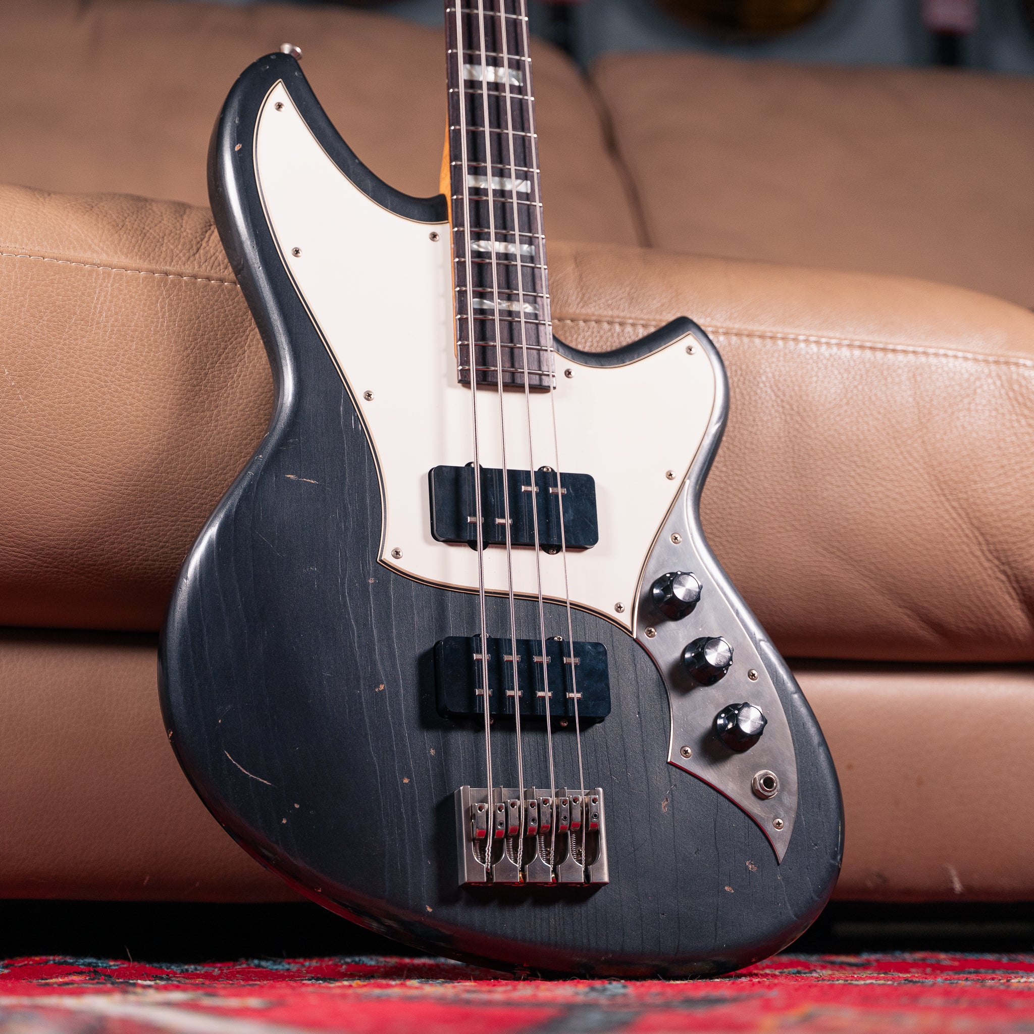 Novo Ivorus Bass in Charcoal Frost