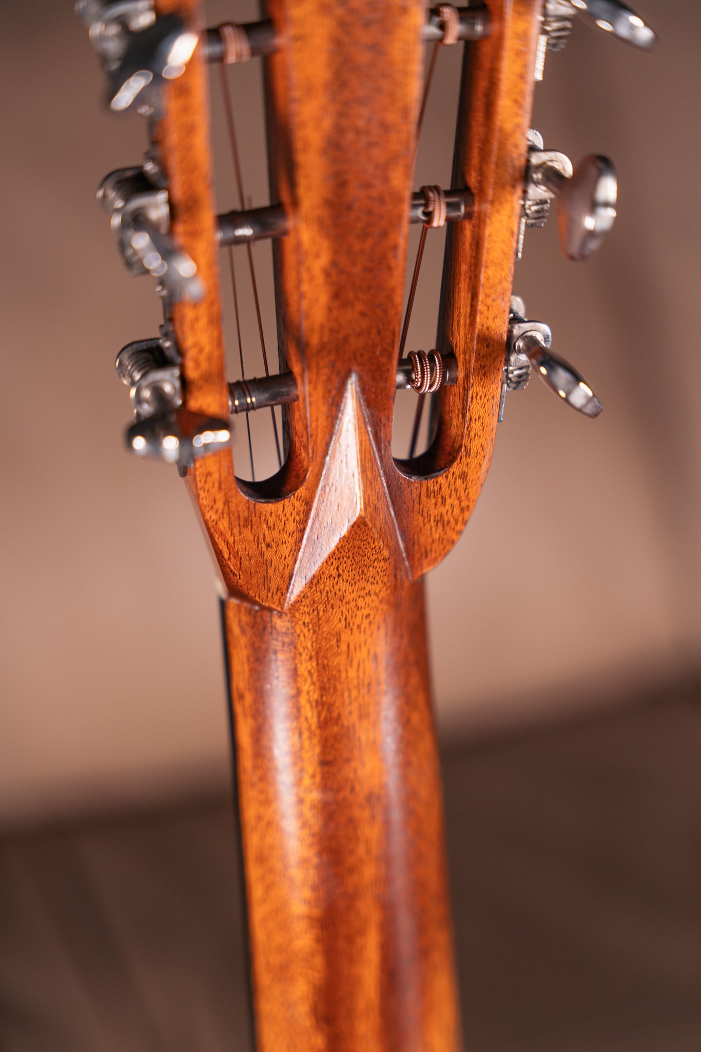 Eastman E22OOSS/v in Antique Sunburst